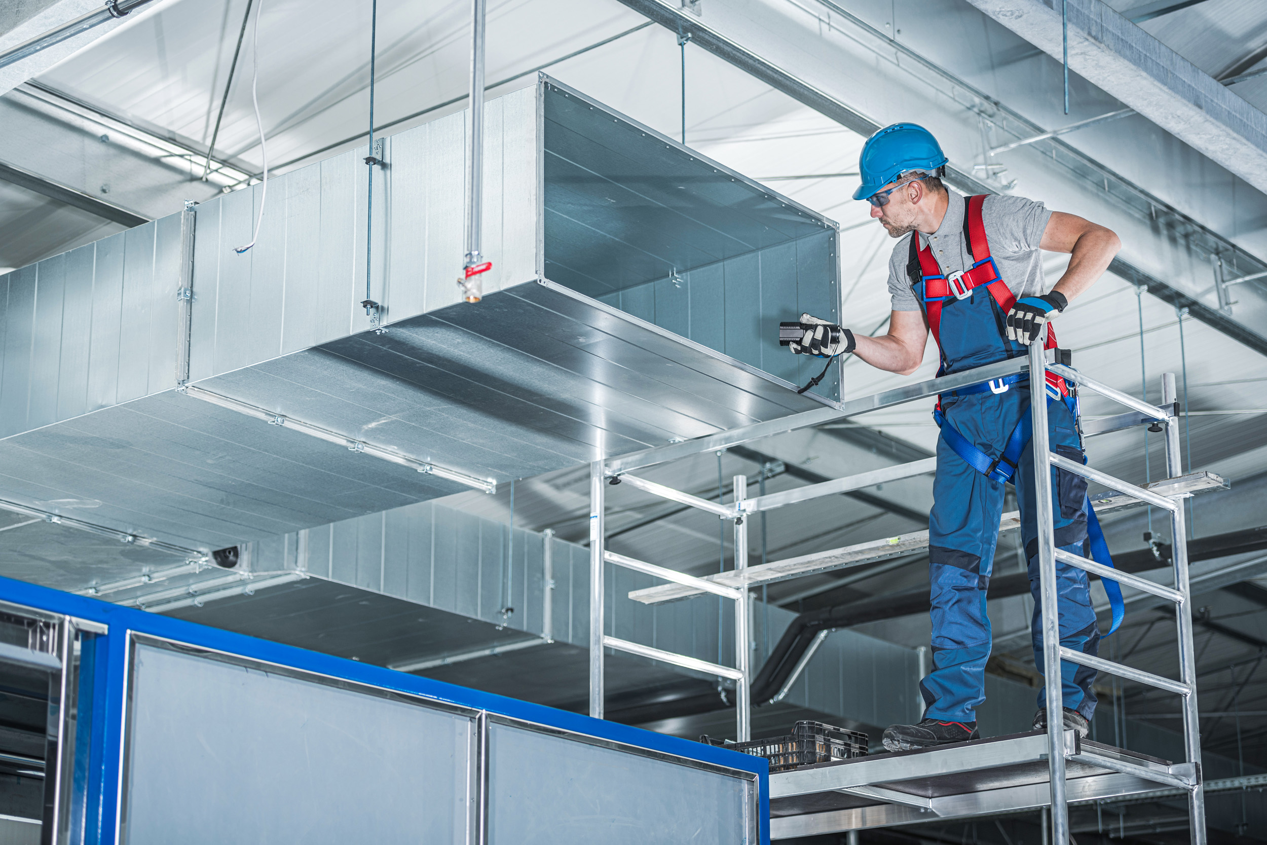 Lüftungsmonteur bei Kontrolle